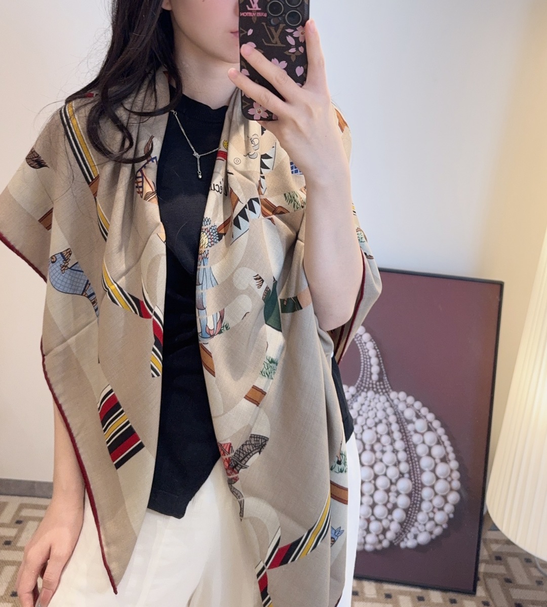 双面同色丝毛披肩～Hermes 手工卷边丝毛方巾（30%桑蚕丝70%羊毛）这款爱马仕的经典单品展现强大而