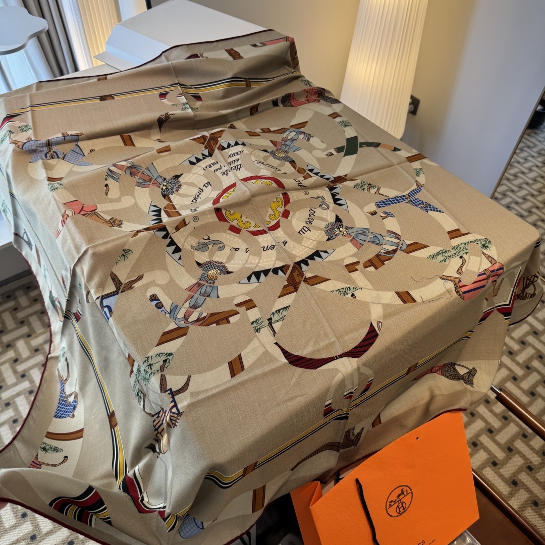 双面同色丝毛披肩~Hermes 手工卷边丝毛方巾(30%桑蚕丝70%羊毛)这款爱马仕的经典单品展现强大而