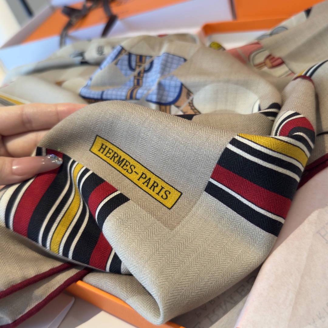 双面同色丝毛披肩~Hermes 手工卷边丝毛方巾(30%桑蚕丝70%羊毛)这款爱马仕的经典单品展现强大而