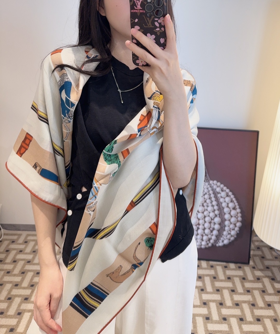 双面同色丝毛披肩~Hermes 手工卷边丝毛方巾(30%桑蚕丝70%羊毛)这款爱马仕的经典单品展现强大而