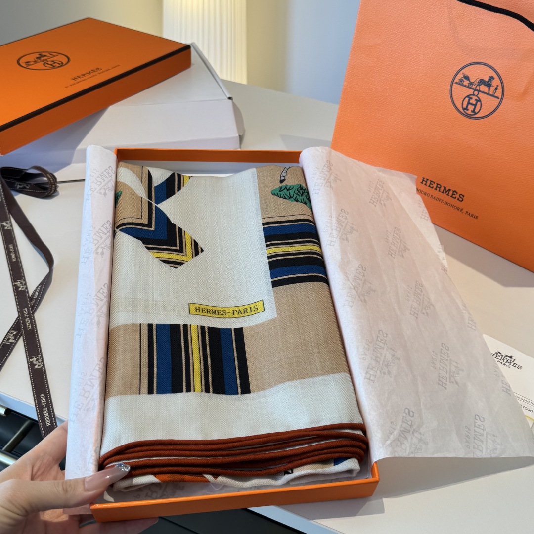 双面同色丝毛披肩~Hermes 手工卷边丝毛方巾(30%桑蚕丝70%羊毛)这款爱马仕的经典单品展现强大而