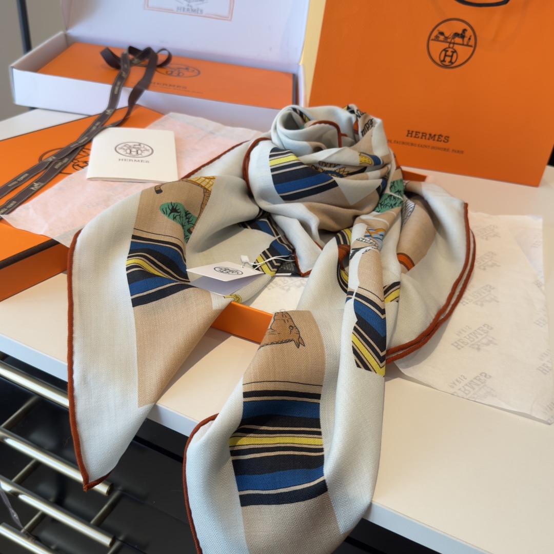 双面同色丝毛披肩~Hermes 手工卷边丝毛方巾(30%桑蚕丝70%羊毛)这款爱马仕的经典单品展现强大而