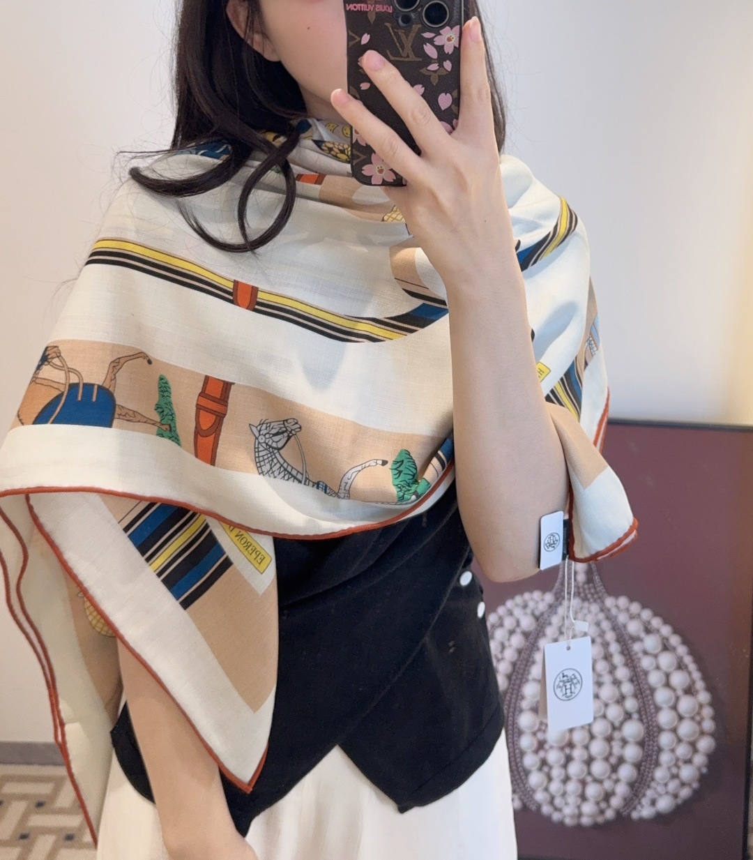 双面同色丝毛披肩～Hermes 手工卷边丝毛方巾（30%桑蚕丝70%羊毛）这款爱马仕的经典单品展现强大而