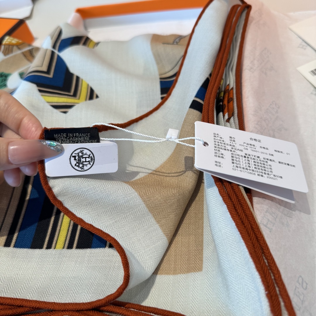 双面同色丝毛披肩~Hermes 手工卷边丝毛方巾(30%桑蚕丝70%羊毛)这款爱马仕的经典单品展现强大而