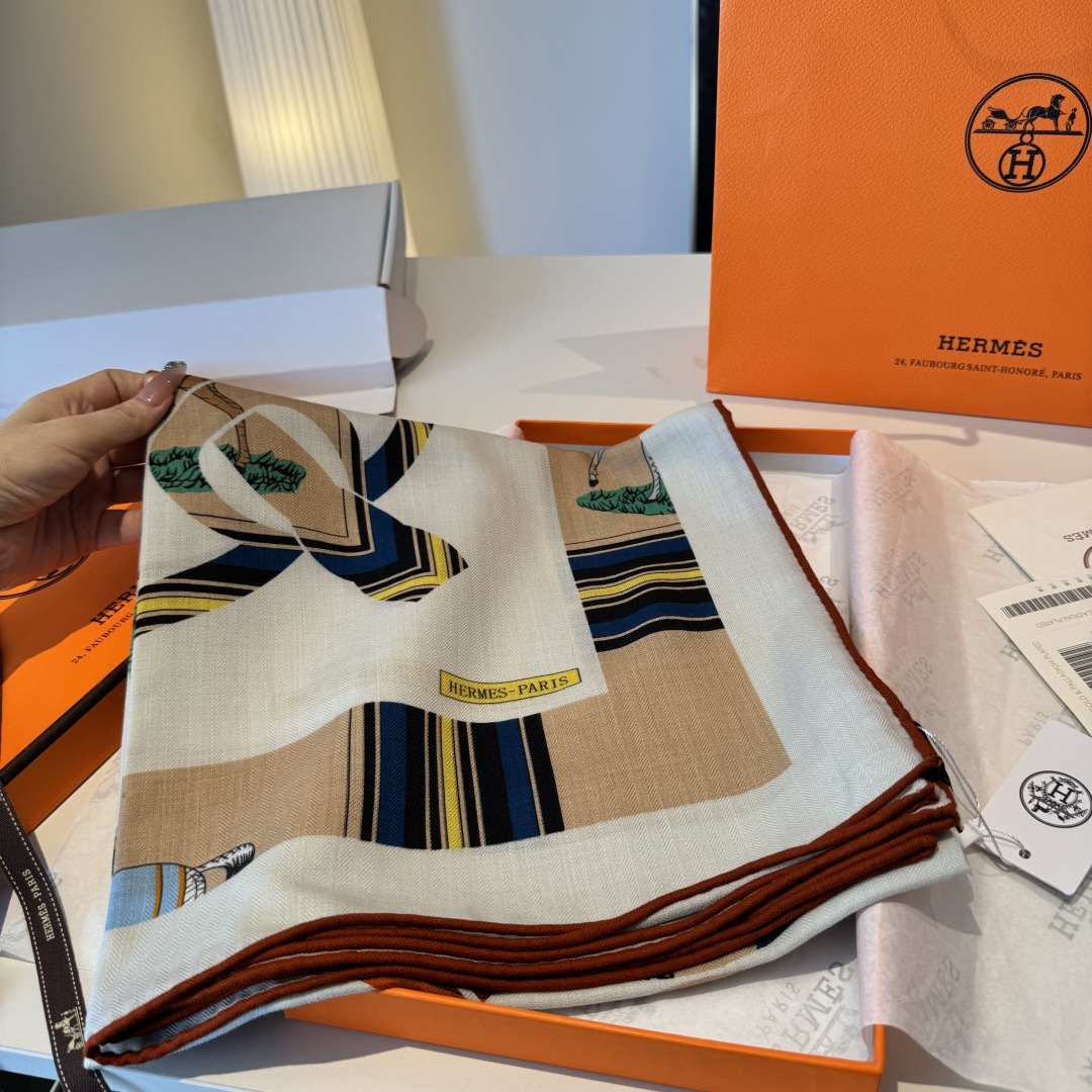双面同色丝毛披肩~Hermes 手工卷边丝毛方巾(30%桑蚕丝70%羊毛)这款爱马仕的经典单品展现强大而