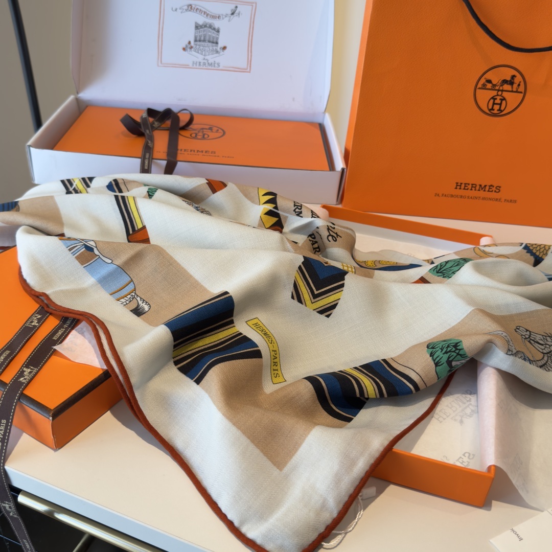 双面同色丝毛披肩~Hermes 手工卷边丝毛方巾(30%桑蚕丝70%羊毛)这款爱马仕的经典单品展现强大而