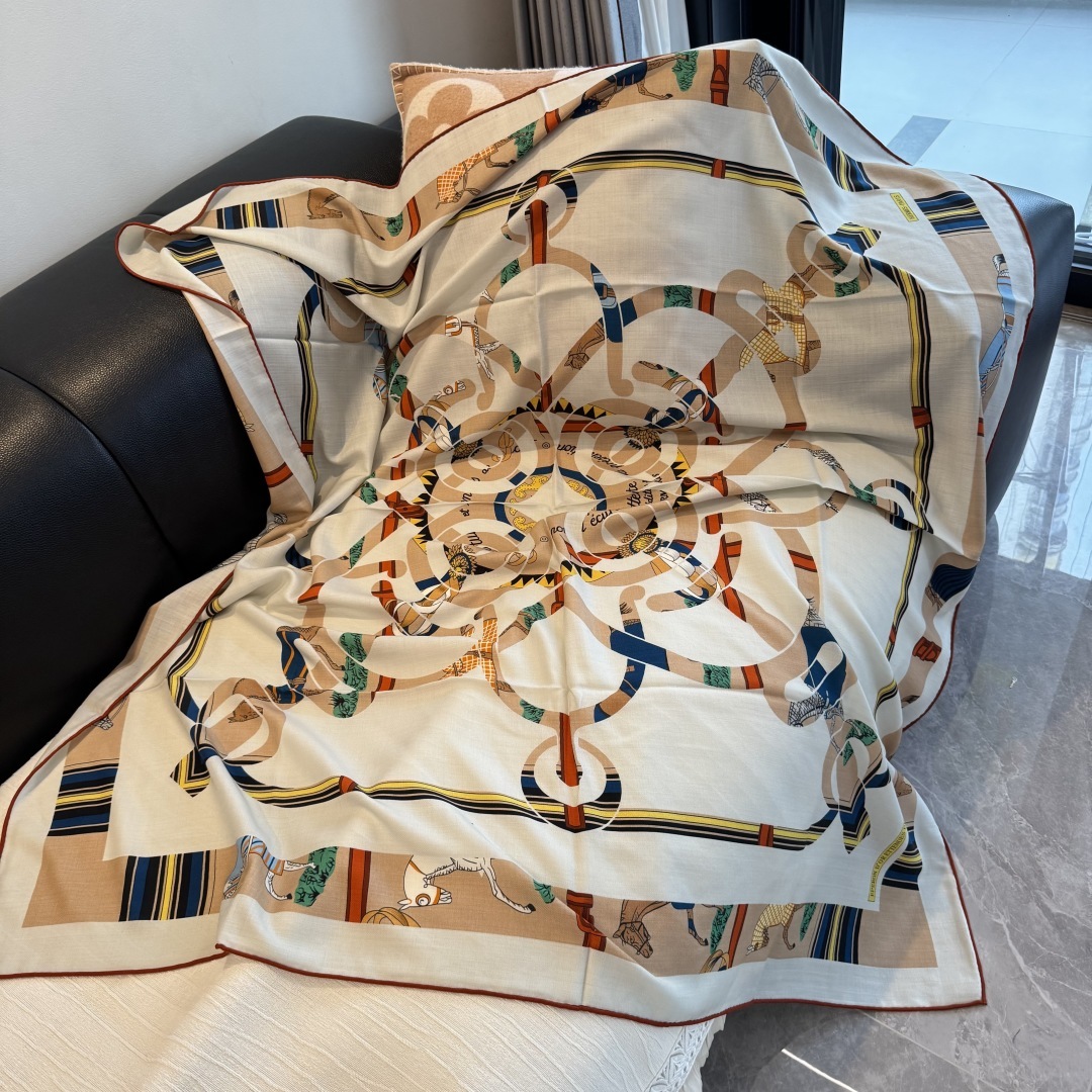 双面同色丝毛披肩~Hermes 手工卷边丝毛方巾(30%桑蚕丝70%羊毛)这款爱马仕的经典单品展现强大而