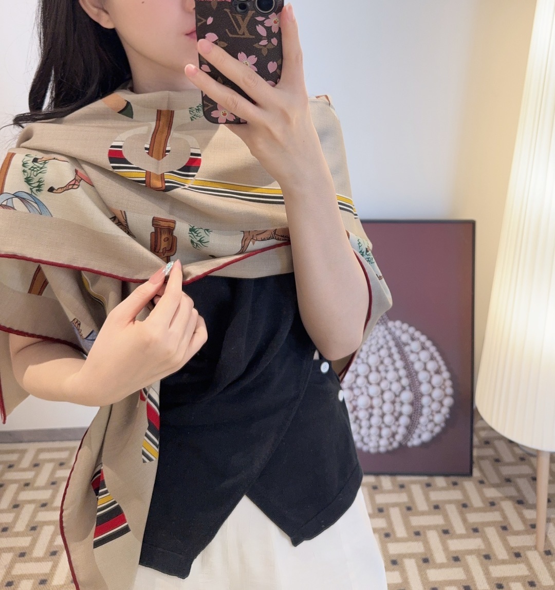 双面同色丝毛披肩~Hermes 手工卷边丝毛方巾(30%桑蚕丝70%羊毛)这款爱马仕的经典单品展现强大而