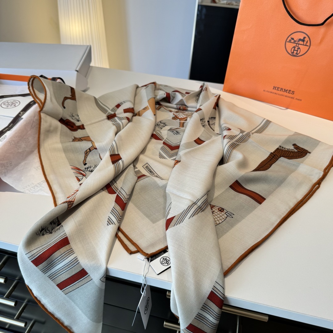 双面同色丝毛披肩~Hermes 手工卷边丝毛方巾(30%桑蚕丝70%羊毛)这款爱马仕的经典单品展现强大而