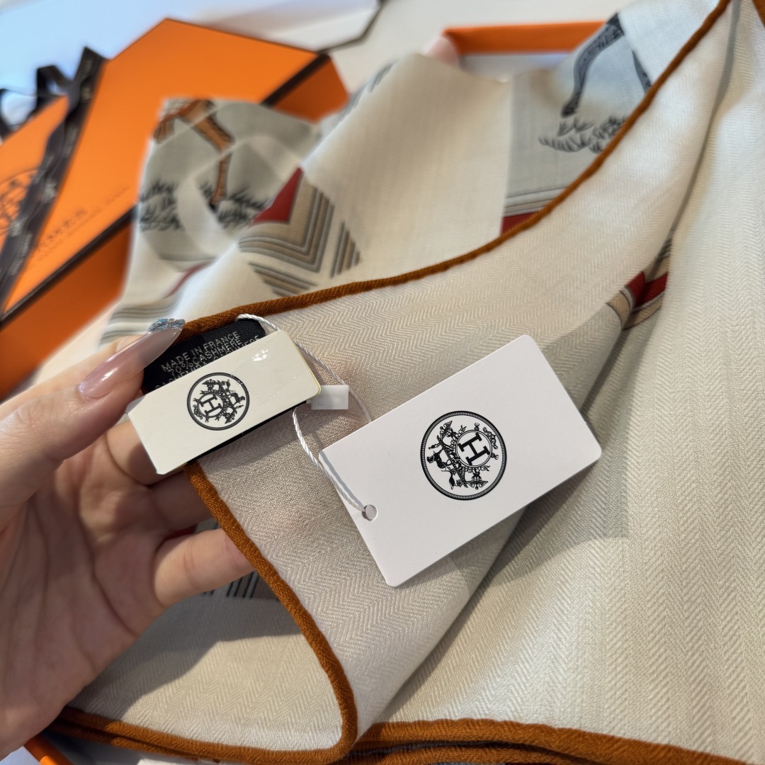 双面同色丝毛披肩~Hermes 手工卷边丝毛方巾(30%桑蚕丝70%羊毛)这款爱马仕的经典单品展现强大而