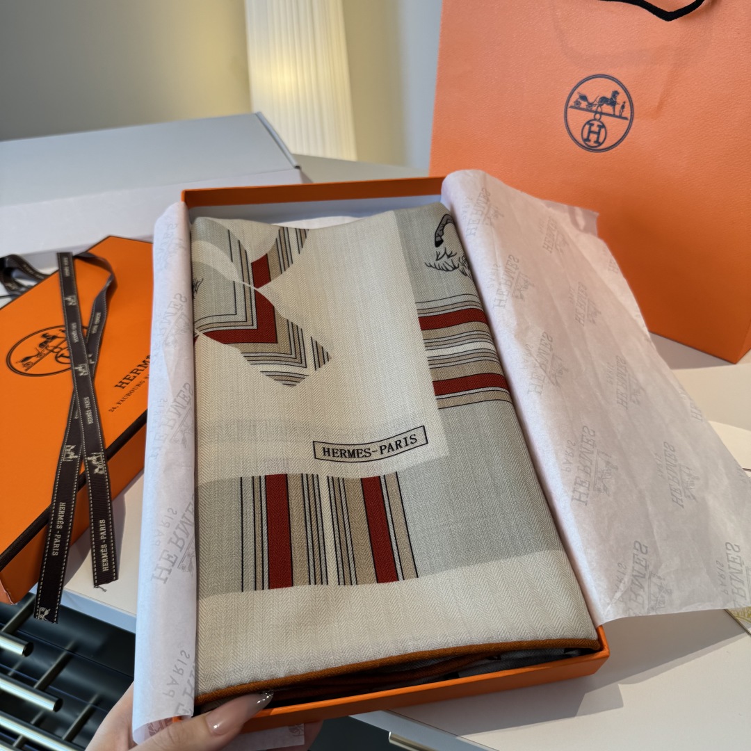 双面同色丝毛披肩~Hermes 手工卷边丝毛方巾(30%桑蚕丝70%羊毛)这款爱马仕的经典单品展现强大而
