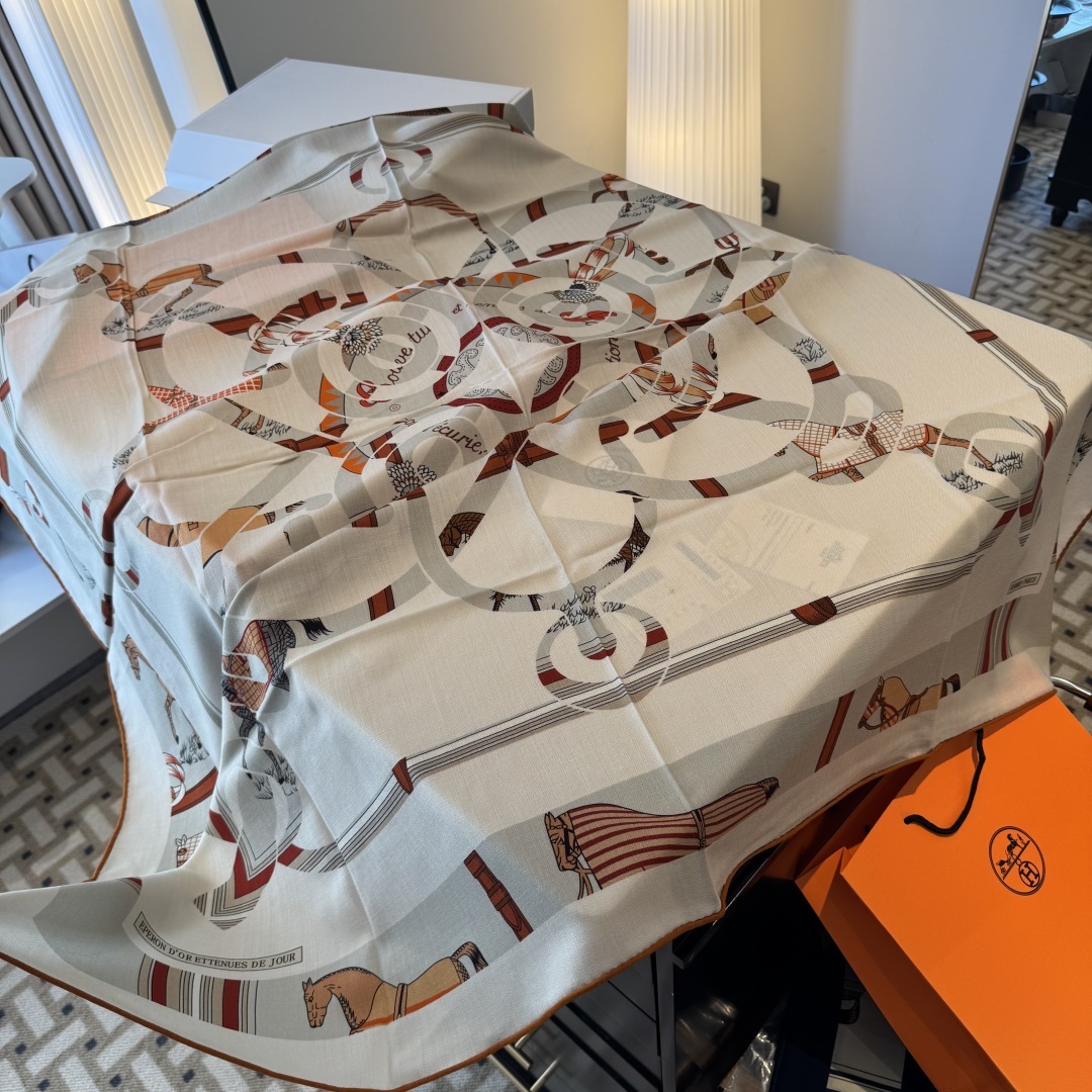 双面同色丝毛披肩~Hermes 手工卷边丝毛方巾(30%桑蚕丝70%羊毛)这款爱马仕的经典单品展现强大而