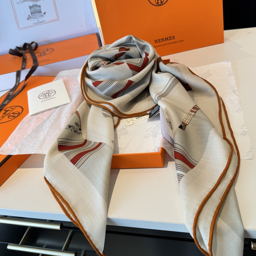 双面同色丝毛披肩~Hermes 手工卷边丝毛方巾(30%桑蚕丝70%羊毛)这款爱马仕的经典单品展现强大而