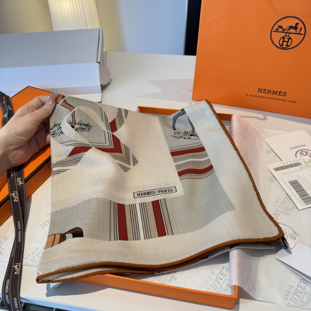双面同色丝毛披肩~Hermes 手工卷边丝毛方巾(30%桑蚕丝70%羊毛)这款爱马仕的经典单品展现强大而