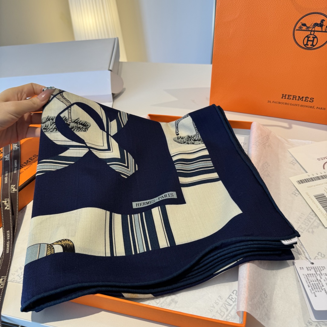 双面同色丝毛披肩~Hermes 手工卷边丝毛方巾(30%桑蚕丝70%羊毛)这款爱马仕的经典单品展现强大而