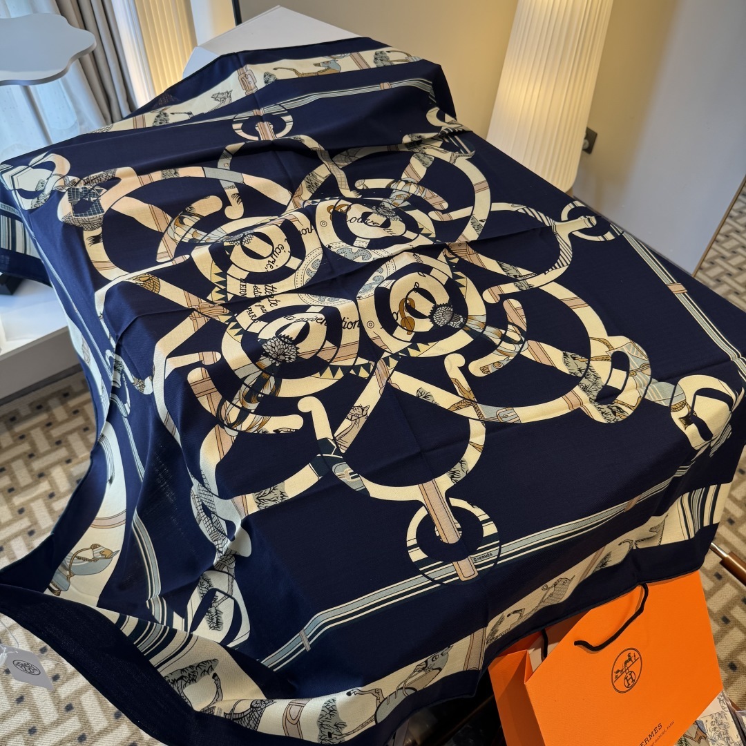 双面同色丝毛披肩~Hermes 手工卷边丝毛方巾(30%桑蚕丝70%羊毛)这款爱马仕的经典单品展现强大而