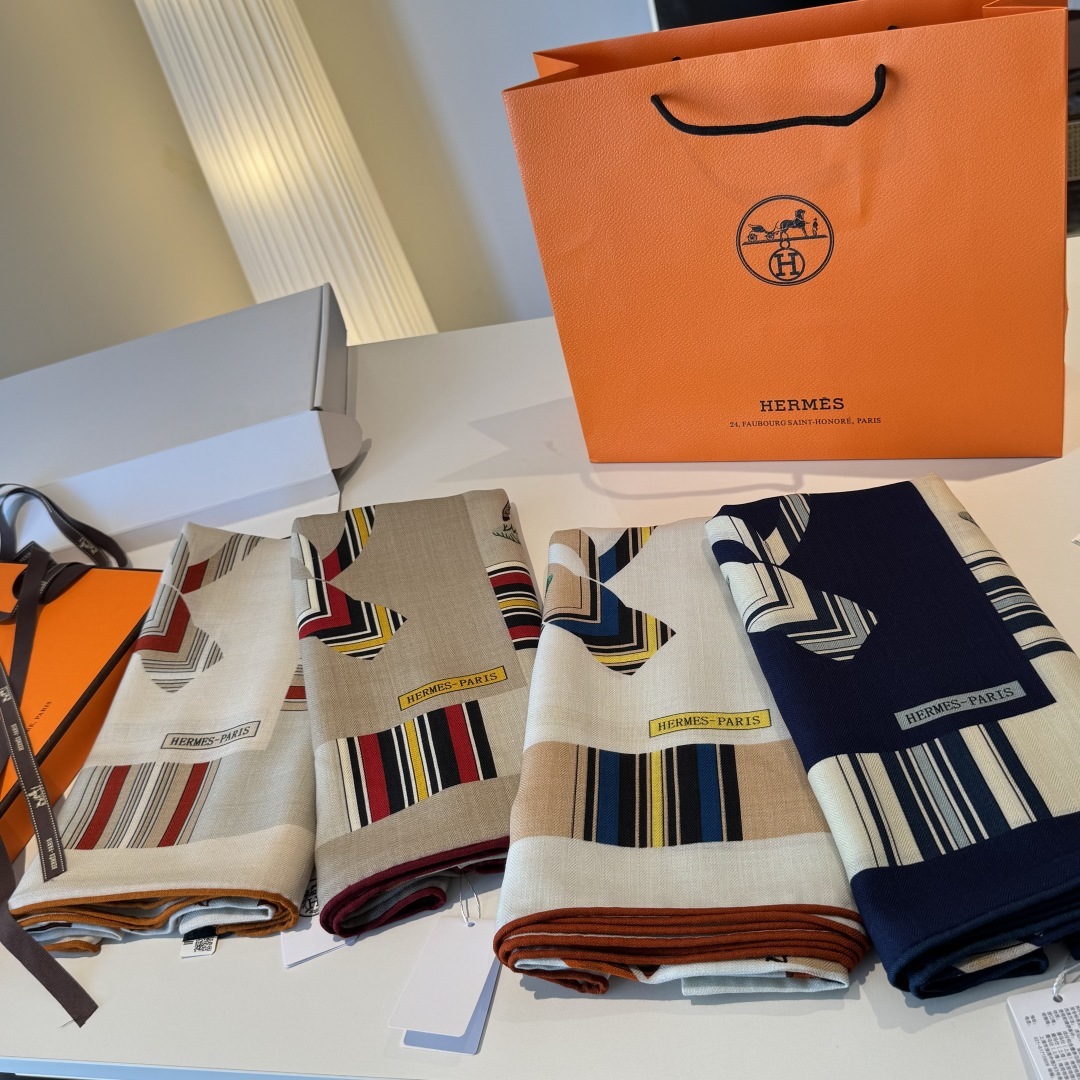 双面同色丝毛披肩~Hermes 手工卷边丝毛方巾(30%桑蚕丝70%羊毛)这款爱马仕的经典单品展现强大而