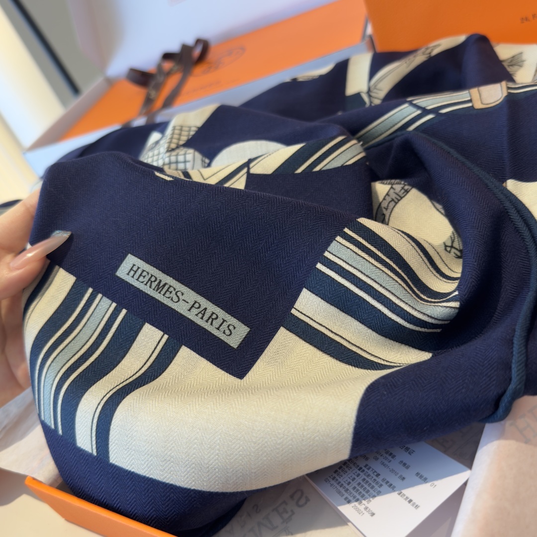 双面同色丝毛披肩~Hermes 手工卷边丝毛方巾(30%桑蚕丝70%羊毛)这款爱马仕的经典单品展现强大而