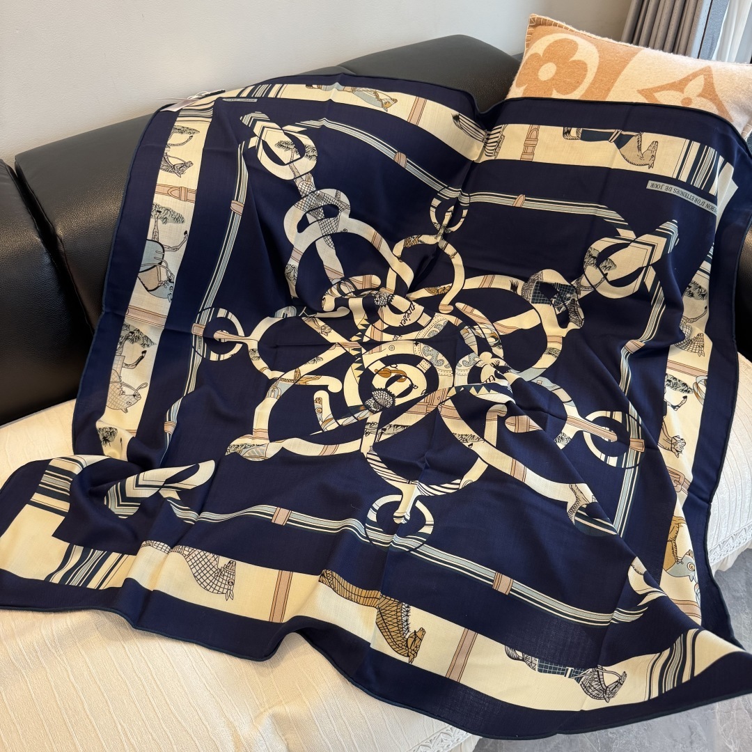 双面同色丝毛披肩~Hermes 手工卷边丝毛方巾(30%桑蚕丝70%羊毛)这款爱马仕的经典单品展现强大而