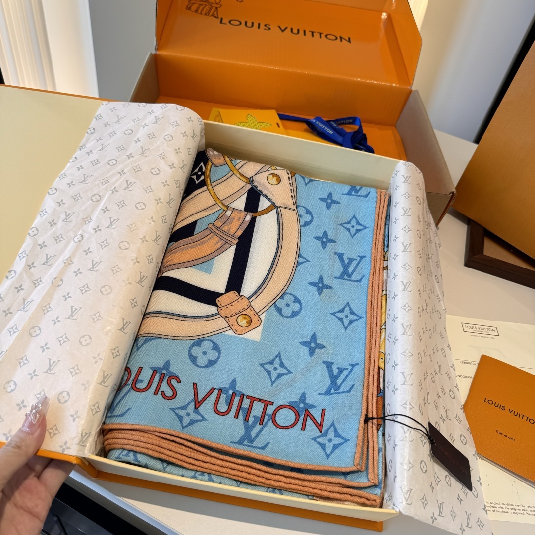 Flower And StraPs 以瞩目笔触彰显雅致风范,依托丝印工艺描绘 Monogram 花卉、肩