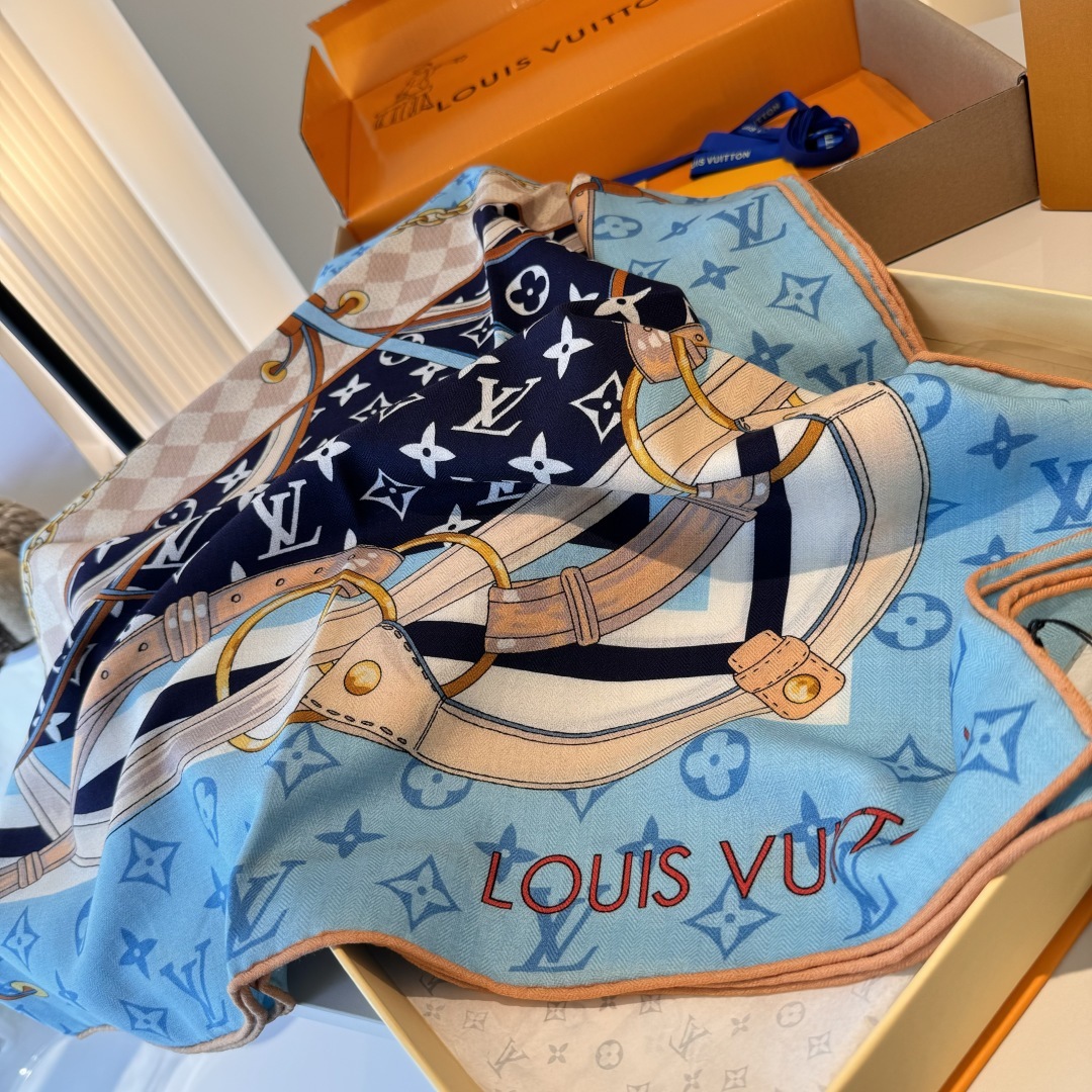 Flower And StraPs 以瞩目笔触彰显雅致风范,依托丝印工艺描绘 Monogram 花卉、肩