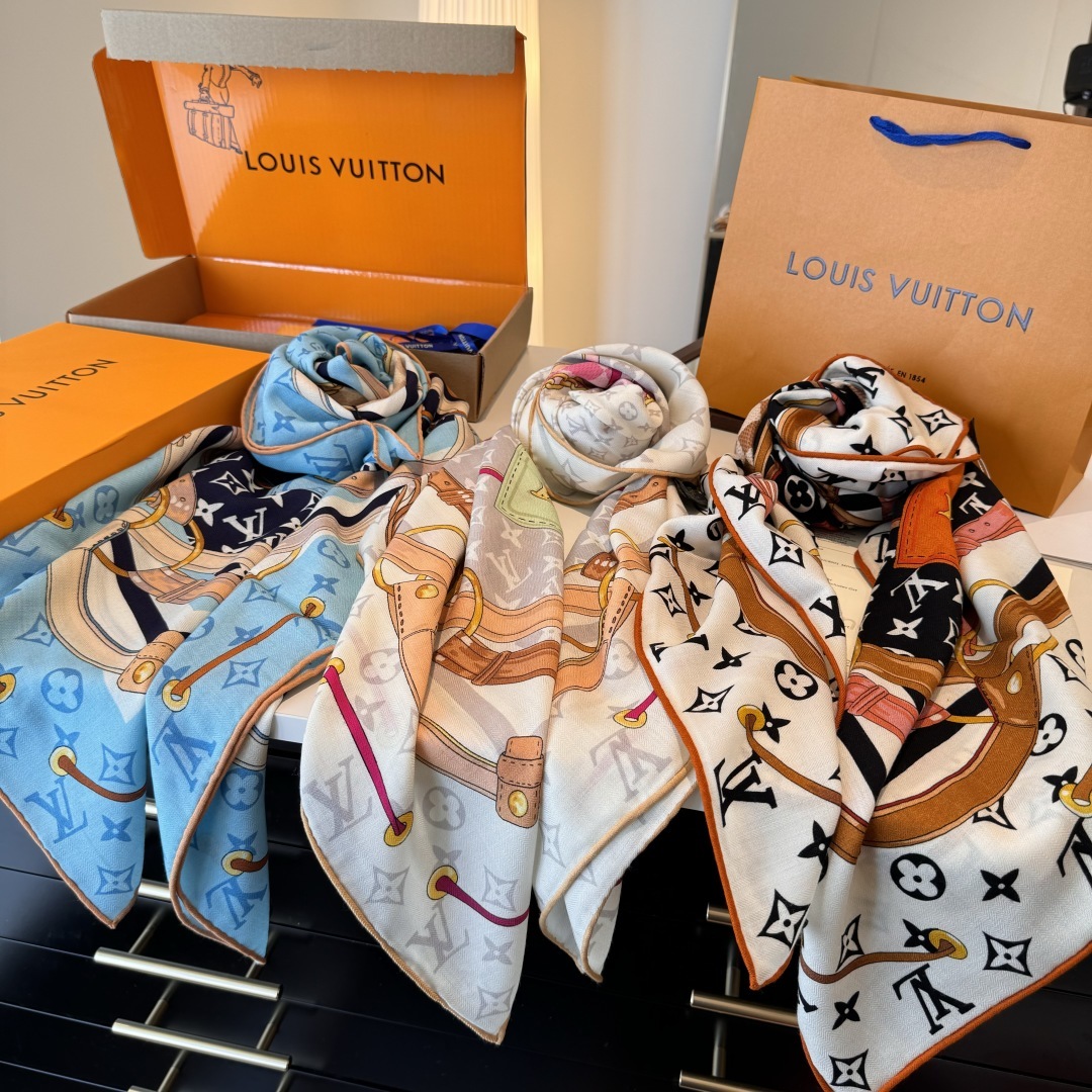 Flower And StraPs 以瞩目笔触彰显雅致风范,依托丝印工艺描绘 Monogram 花卉、肩