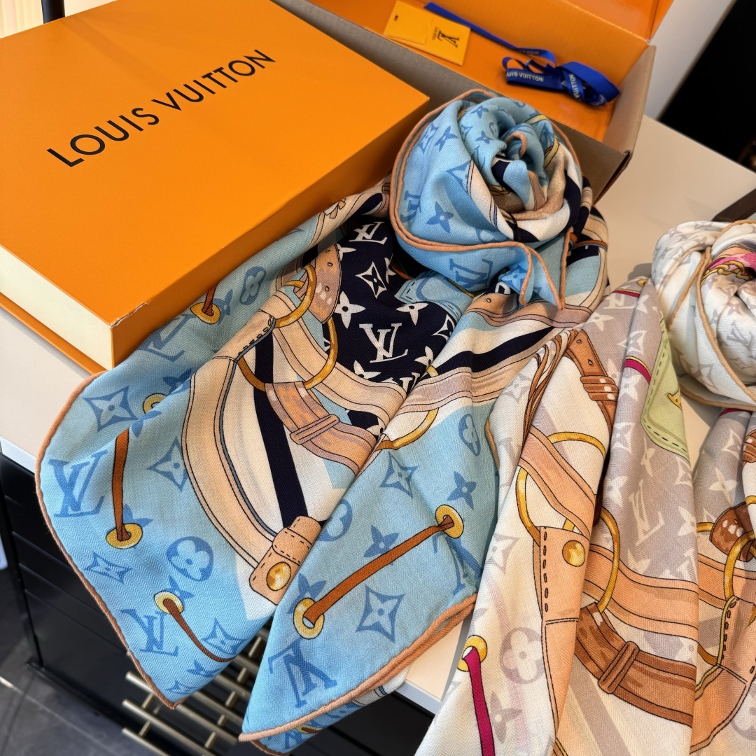 Flower And StraPs 以瞩目笔触彰显雅致风范,依托丝印工艺描绘 Monogram 花卉、肩