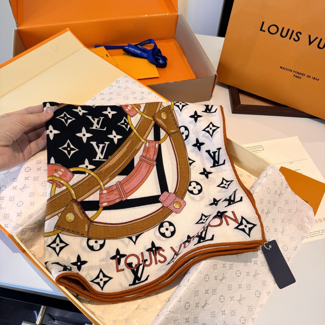 Flower And StraPs 以瞩目笔触彰显雅致风范,依托丝印工艺描绘 Monogram 花卉、肩