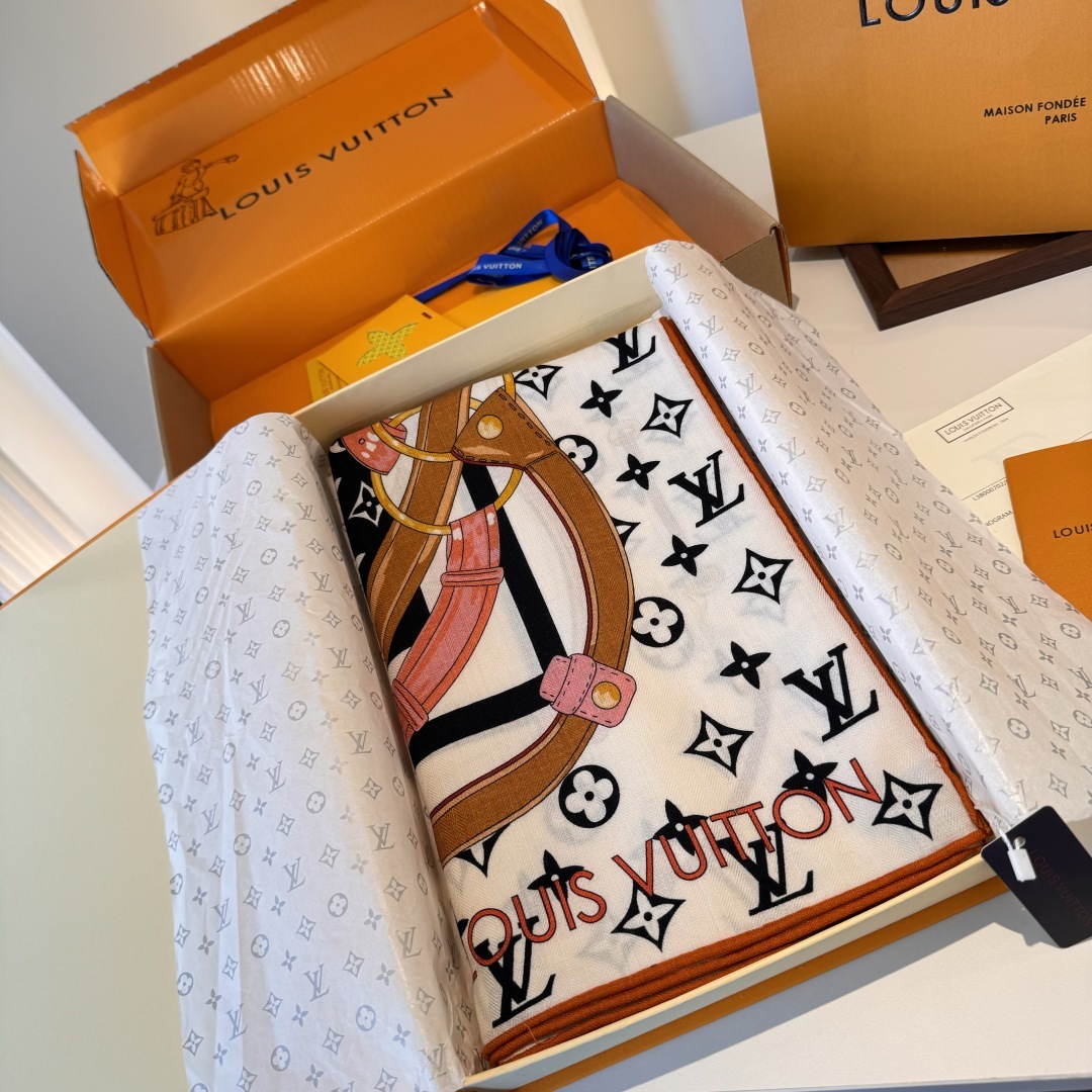 Flower And StraPs 以瞩目笔触彰显雅致风范,依托丝印工艺描绘 Monogram 花卉、肩