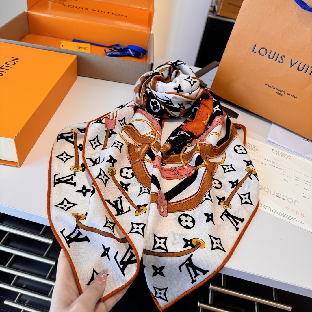 Flower And StraPs 以瞩目笔触彰显雅致风范,依托丝印工艺描绘 Monogram 花卉、肩