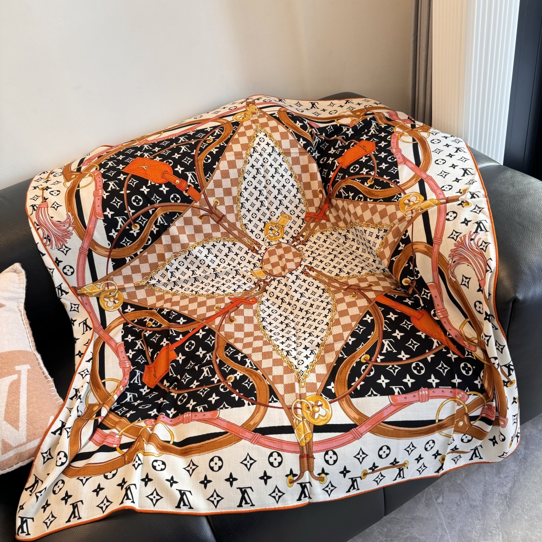 Flower And StraPs 以瞩目笔触彰显雅致风范,依托丝印工艺描绘 Monogram 花卉、肩