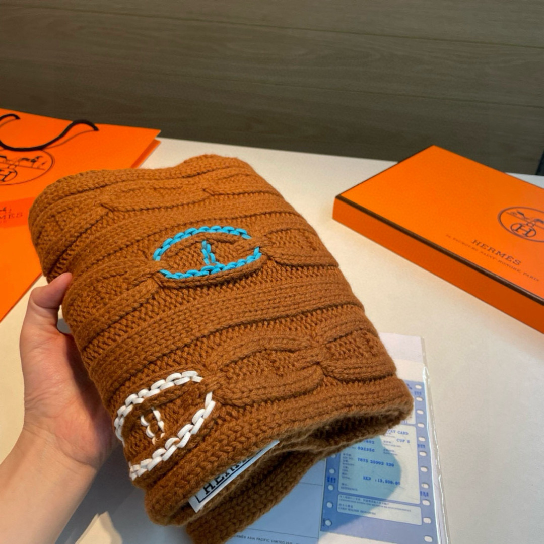 H家经典猪鼻子麻花围巾:经典款，可以搭配很多年，毫不夸张!叠搭裹头外披实用的时髦造型都可以驾驭!面料采用