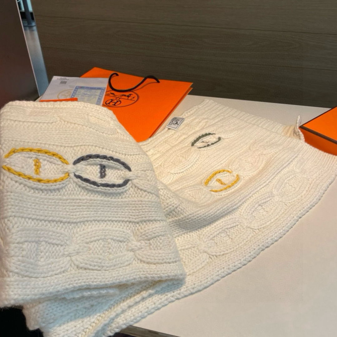 H家经典猪鼻子麻花围巾:经典款，可以搭配很多年，毫不夸张!叠搭裹头外披实用的时髦造型都可以驾驭!面料采用