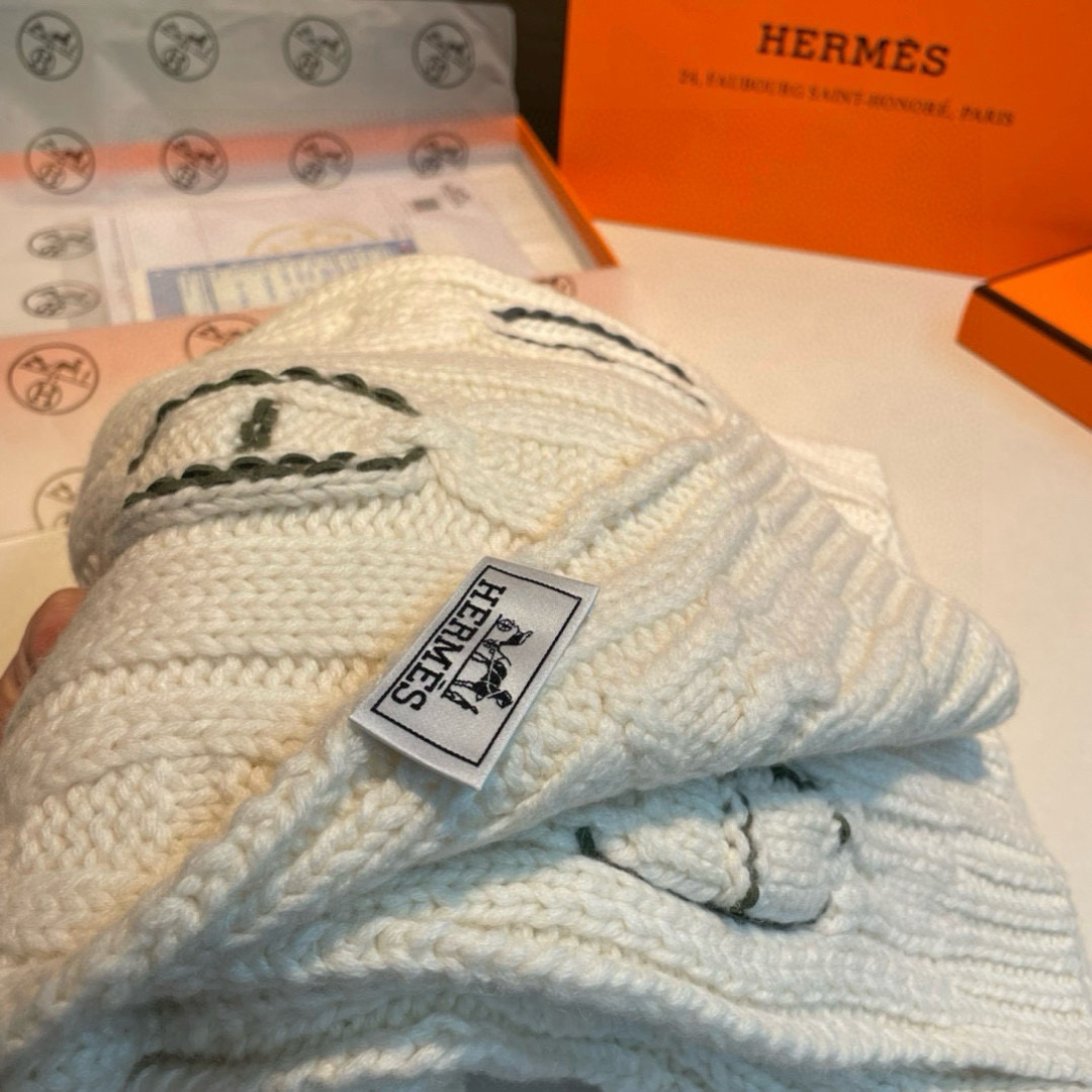 H家经典猪鼻子麻花围巾:经典款，可以搭配很多年，毫不夸张!叠搭裹头外披实用的时髦造型都可以驾驭!面料采用