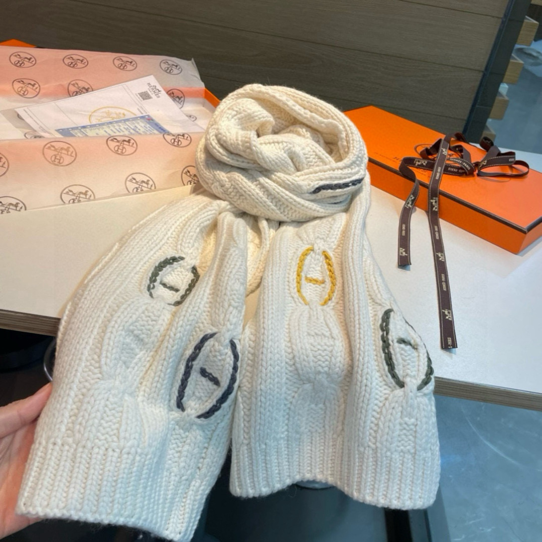 H家经典猪鼻子麻花围巾:经典款，可以搭配很多年，毫不夸张!叠搭裹头外披实用的时髦造型都可以驾驭!面料采用