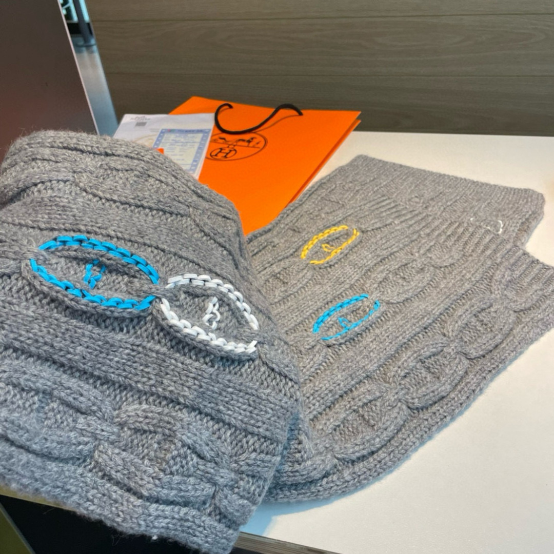 H家经典猪鼻子麻花围巾:经典款，可以搭配很多年，毫不夸张!叠搭裹头外披实用的时髦造型都可以驾驭!面料采用