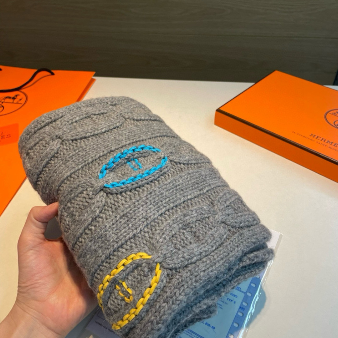 H家经典猪鼻子麻花围巾:经典款，可以搭配很多年，毫不夸张!叠搭裹头外披实用的时髦造型都可以驾驭!面料采用