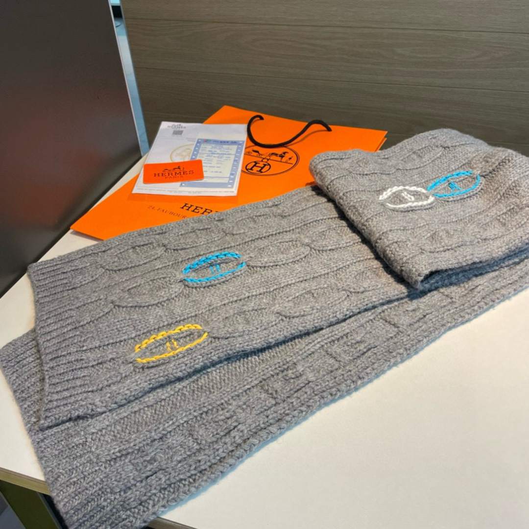 H家经典猪鼻子麻花围巾:经典款，可以搭配很多年，毫不夸张!叠搭裹头外披实用的时髦造型都可以驾驭!面料采用