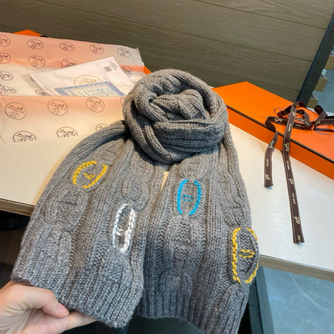 H家经典猪鼻子麻花围巾:经典款，可以搭配很多年，毫不夸张!叠搭裹头外披实用的时髦造型都可以驾驭!面料采用