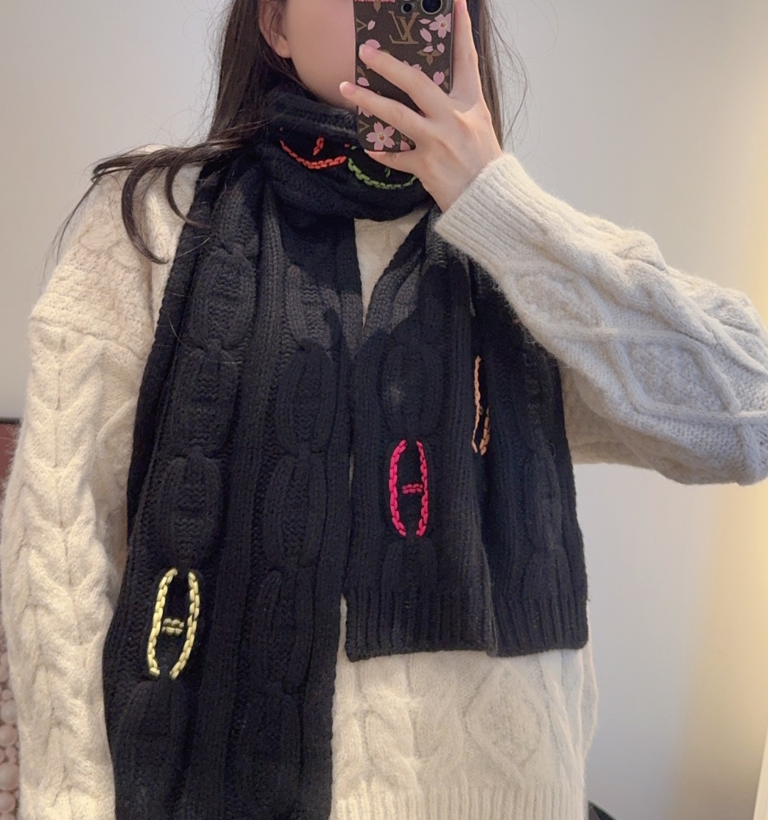 H家经典猪鼻子麻花围巾:经典款，可以搭配很多年，毫不夸张!叠搭裹头外披实用的时髦造型都可以驾驭!面料采用