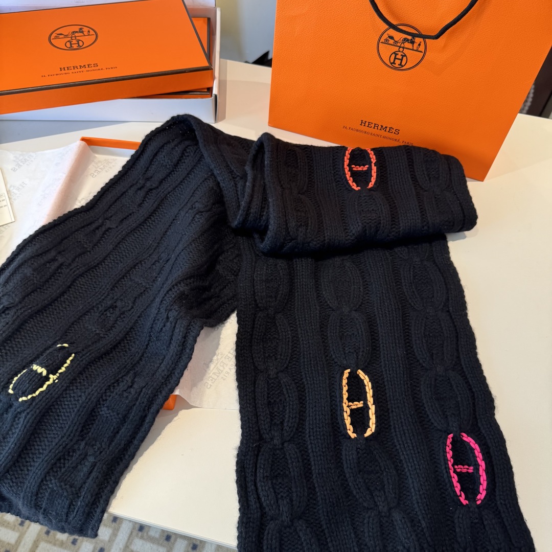 H家经典猪鼻子麻花围巾:经典款，可以搭配很多年，毫不夸张!叠搭裹头外披实用的时髦造型都可以驾驭!面料采用