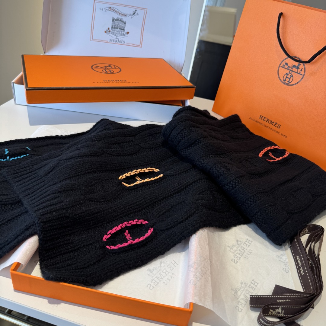 H家经典猪鼻子麻花围巾:经典款，可以搭配很多年，毫不夸张!叠搭裹头外披实用的时髦造型都可以驾驭!面料采用