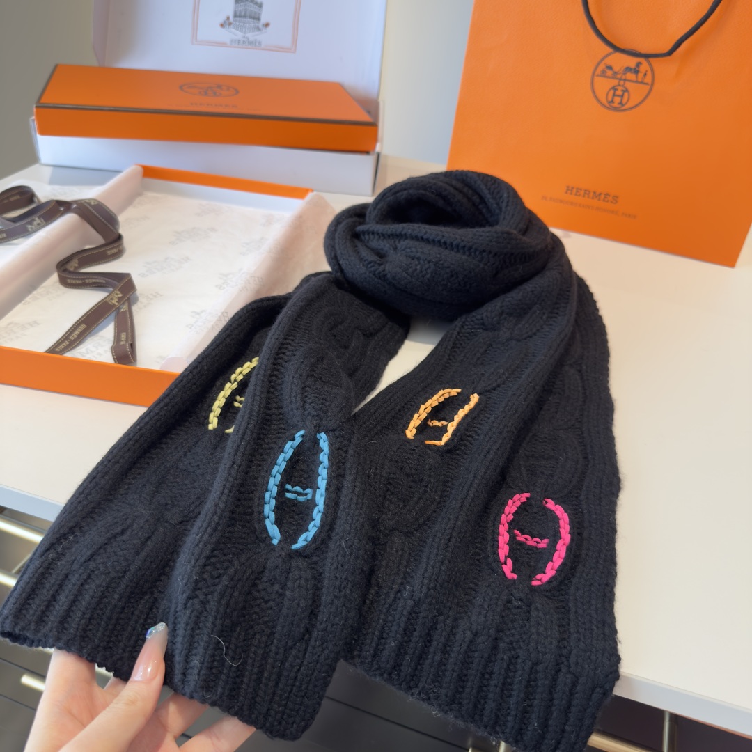 H家经典猪鼻子麻花围巾:经典款，可以搭配很多年，毫不夸张!叠搭裹头外披实用的时髦造型都可以驾驭!面料采用