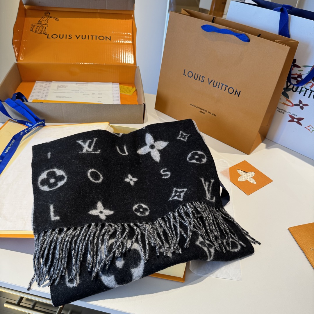 Reykjavik 2.0 围巾为柔软山羊绒标注 Monogram 花卉和 LV 字母，其间点缀品牌名称