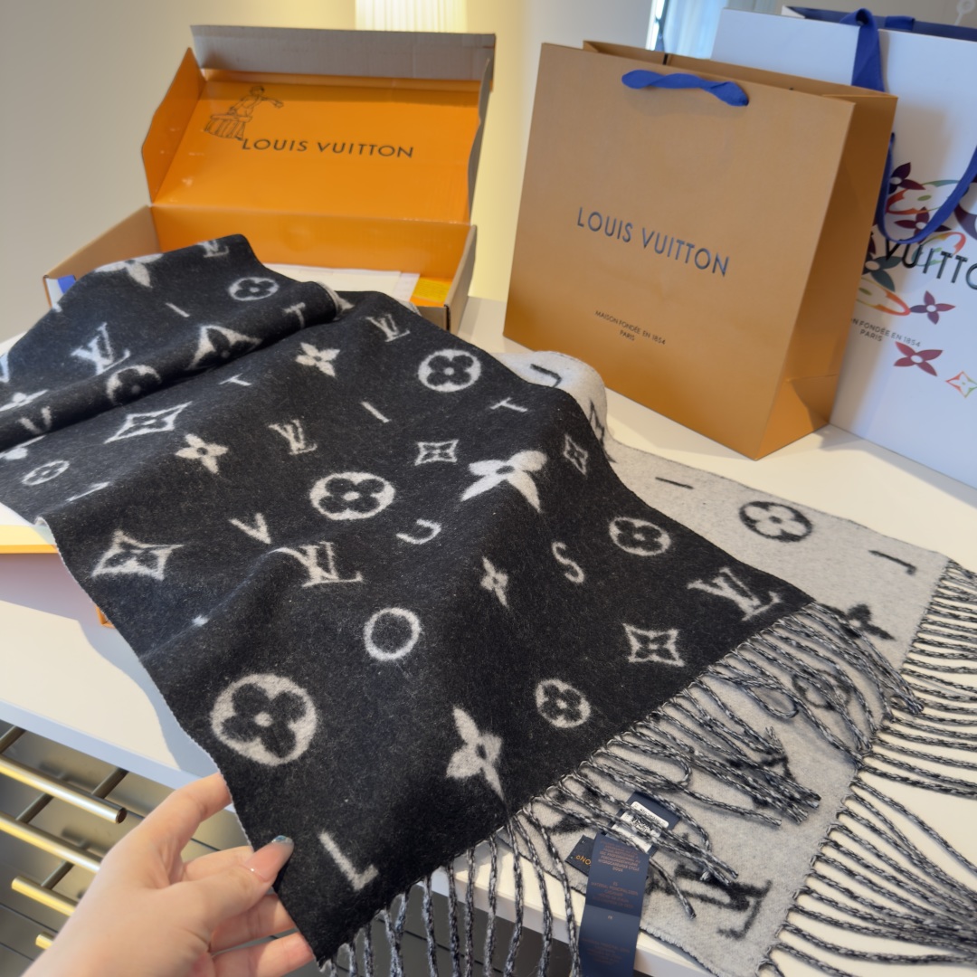 Reykjavik 2.0 围巾为柔软山羊绒标注 Monogram 花卉和 LV 字母，其间点缀品牌名称