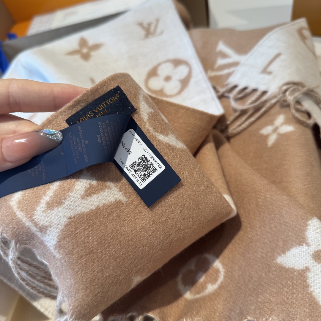 Reykjavik 2.0 围巾为柔软山羊绒标注 Monogram 花卉和 LV 字母，其间点缀品牌名称
