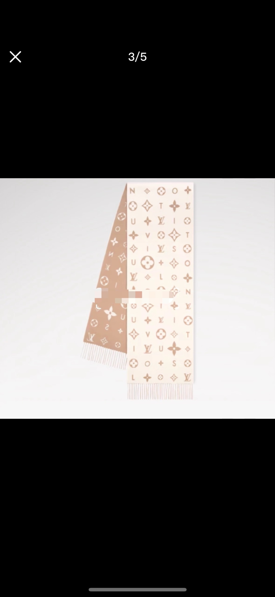 Reykjavik 2.0 围巾为柔软山羊绒标注 Monogram 花卉和 LV 字母，其间点缀品牌名称