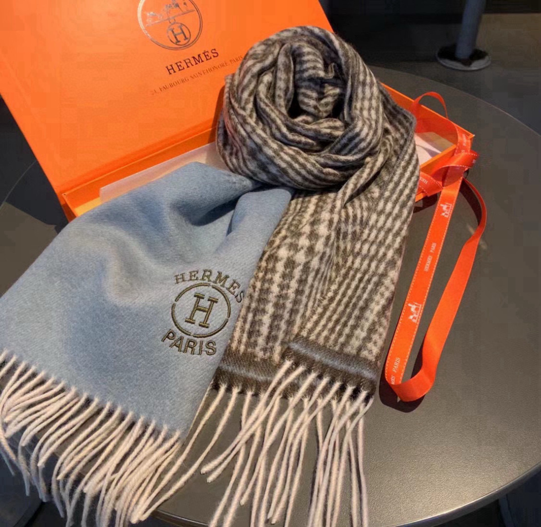 🆕重磅推荐❗️Hermes · 爱马仕秋冬新品 · 渐变拼色羊绒围巾❗️臻选上乘的山羊绒纤维，耗时耗力，