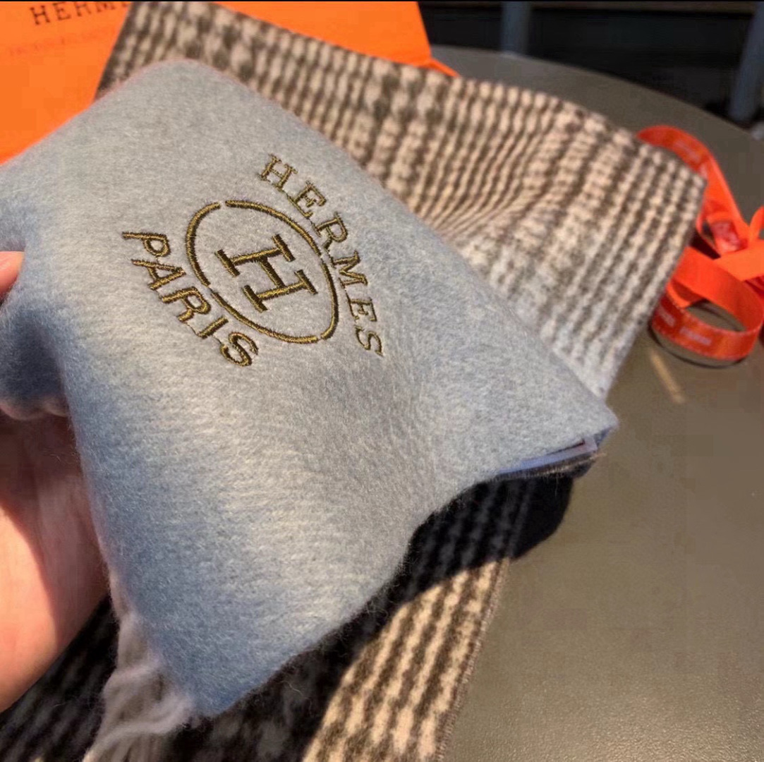 🆕重磅推荐❗️Hermes · 爱马仕秋冬新品 · 渐变拼色羊绒围巾❗️臻选上乘的山羊绒纤维，耗时耗力，