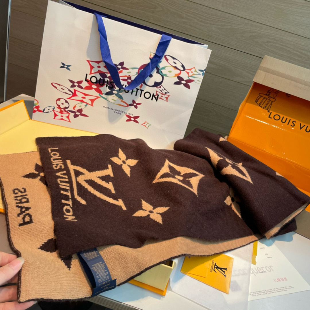 爆款上新 情侣款👍👍LV 独家牛货🐂 奢华尽在尺寸之间，高端品质‼️具有超高羊绒品质才会被此品牌青睐‼️